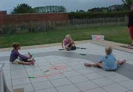 Na het bosspel zomer op het terras