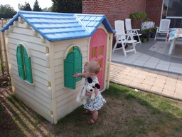 Kinderhuisje, kindvriendelijke vakantiewoning, binnen en buitenspellen aanwezig.